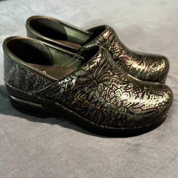 DANSKO PROFESSIONAL HENNA FLORAL PATENT
CLOGS IRIDESCENT SIZE 36 US Size‎ 5.5-6 - Picture 1 of 10